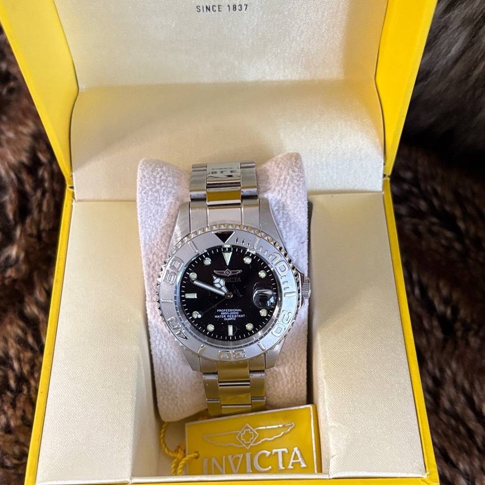 Invicta Silver and Black Men's/ Unisex Watch 38mm